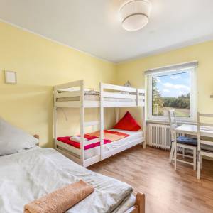 Zimmer mit Schlafmöglichkeit für 3 Personen: Ein Etagenbett und ein zusätzliches Einzelbett