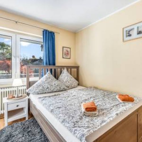 Helles Wohlfühlzimmer 1V ohne Balkon, dafür mit direktem Blick ins Grüne und Zugang zur voll ausgestatteten Küche für die perfekte Selbstversorgung.