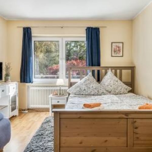 Ideale Unterkunft für Teams und Firmen: Viel Platz zum gemeinsamen Austausch in der großen Sofalandschaft und erholsamer Schlaf im komfortablen Doppelbett.