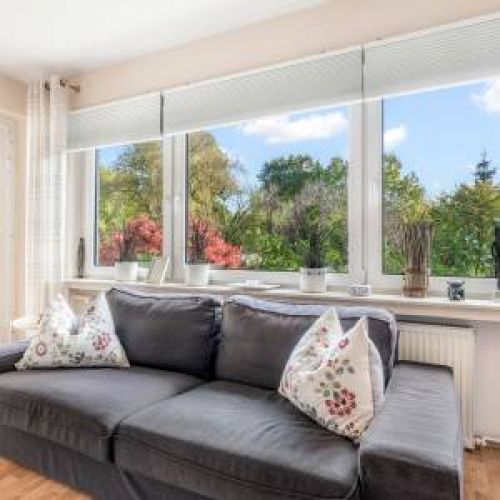 Gemütliches Schlafzimmer mit direktem Zugang zum großen Balkon in der Park und Meer Ferienwohnung.