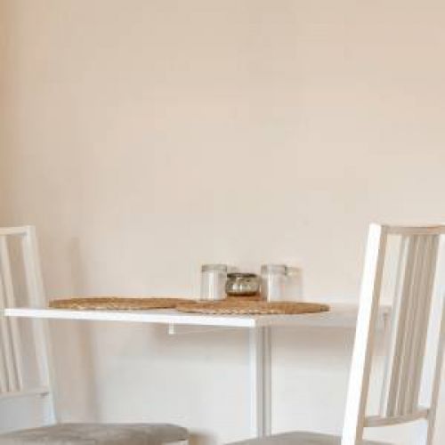 Kompakter und heller Essbereich oder Arbeitsplatz im Zimmer 1X, perfekt für ein gemütliches Frühstück oder eine ruhige Workation im Grünen.